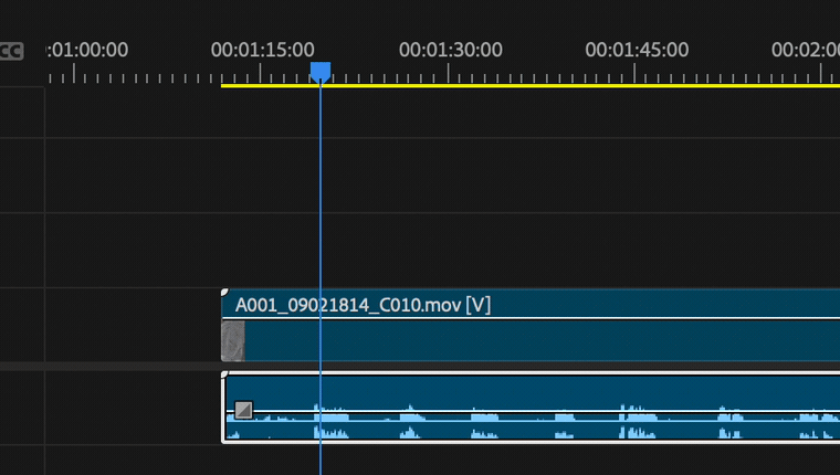 Premiere Pro timeline'ında tek klip, sessizlikler kesilerek 19 parçaya bölünüyor